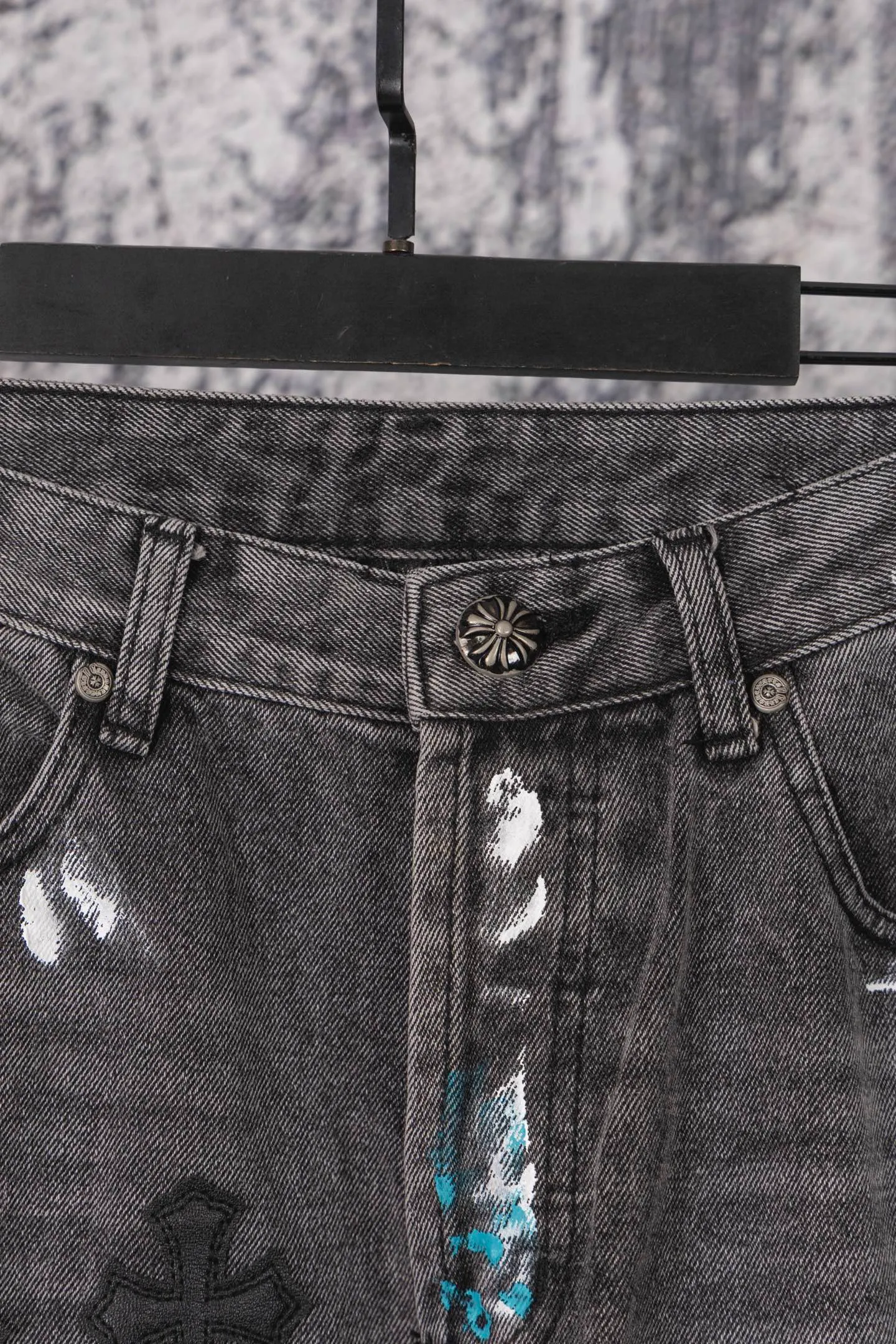 P330 CH Chromehearts colorful spliced ​​cross patch leather retro hand-painted splash-ink jeans, counter price 34W level, patch cross flower embellishment, washed jeans! ! An absolutely high-end luxury product, a 1.9W-level god-level single product, a super popular product, made by top heavy industry, a magic weapon that cannot be missed! [About Zangyin] This is an extremely luxurious fashion brand that can also be called the aristocracy of the high street. It has always been an exclusive brand for some hipsters or rich second generations. Compared with ordinary high streets, it is more luxurious and noble. Compared with luxury brands, it is more fashionable and individual. It has always been a brand that I have a special liking for. [Top heavy industry fashion design] Consistently high-street luxury style. Speaking of this style, the Zangyin family and GU family are definitely the leading representative brands. Especially the Zangyin family has really achieved a state-of-the-art effect in creating high-street style. The unique washed material is used to create this style. The color system is already quite eye-catching. After it is decorated with patchwork cross flowers, it cleverly highlights the charm of the brand. Secondly, this style uses classic The high-waist cutting design highlights the long legs and fashionable temperament of the upper body. The brand is highly recognizable and the slim fit configuration is more suitable for daily wear. It is a product that interprets personality, fashion, and specifications at a glance. This single product is enough to make any fan excited. It can be a white T-shirt for a youthful college style, or a tight suspender for a royal style. It has strong matching ability and can be easily controlled by men.  [Materials and craftsmanship] Needless to say, this point goes without saying. As an excellent craftsman brand, Zangyin’s requirements for details and craftsmanship are really perfect. The washed color of this model has gone through so many processes, not to mention the embellishment of denim appliques. It is also purely hand-made and sewn. Just like what they believe in, only hand-made things have soul and have the meaning of wear. A top-notch heavy-duty fashionable denim item, I look forward to your perfect interpretation! !  Color: black gray Size: 28-36
